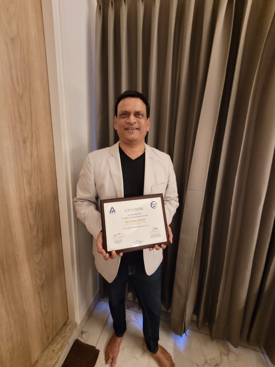 Shantanu Phansalkar receiving the Trusted Partner Award 2025 from ITC Limited for TBI Corn Limited